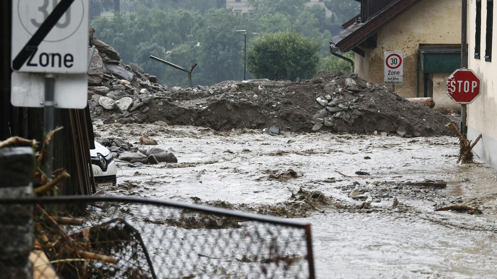 Österreich kämpft nach Unwettern gegen Hochwasser.