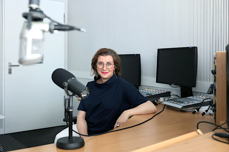 Maria Kritchevski vom russischsprachigen Radio Golos Berlina im Steglitzer Studio des Senders