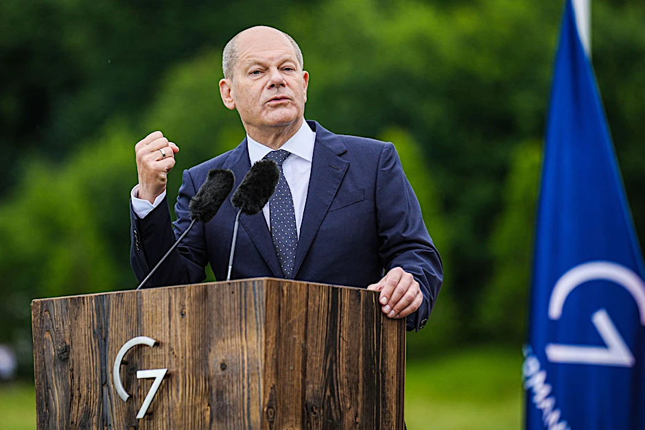Bundeskanzler Olaf Scholz (SPD) spricht während einer Pressekonferenz zum Abschluss des G-7-Gipfels auf Schloss Elmau.  