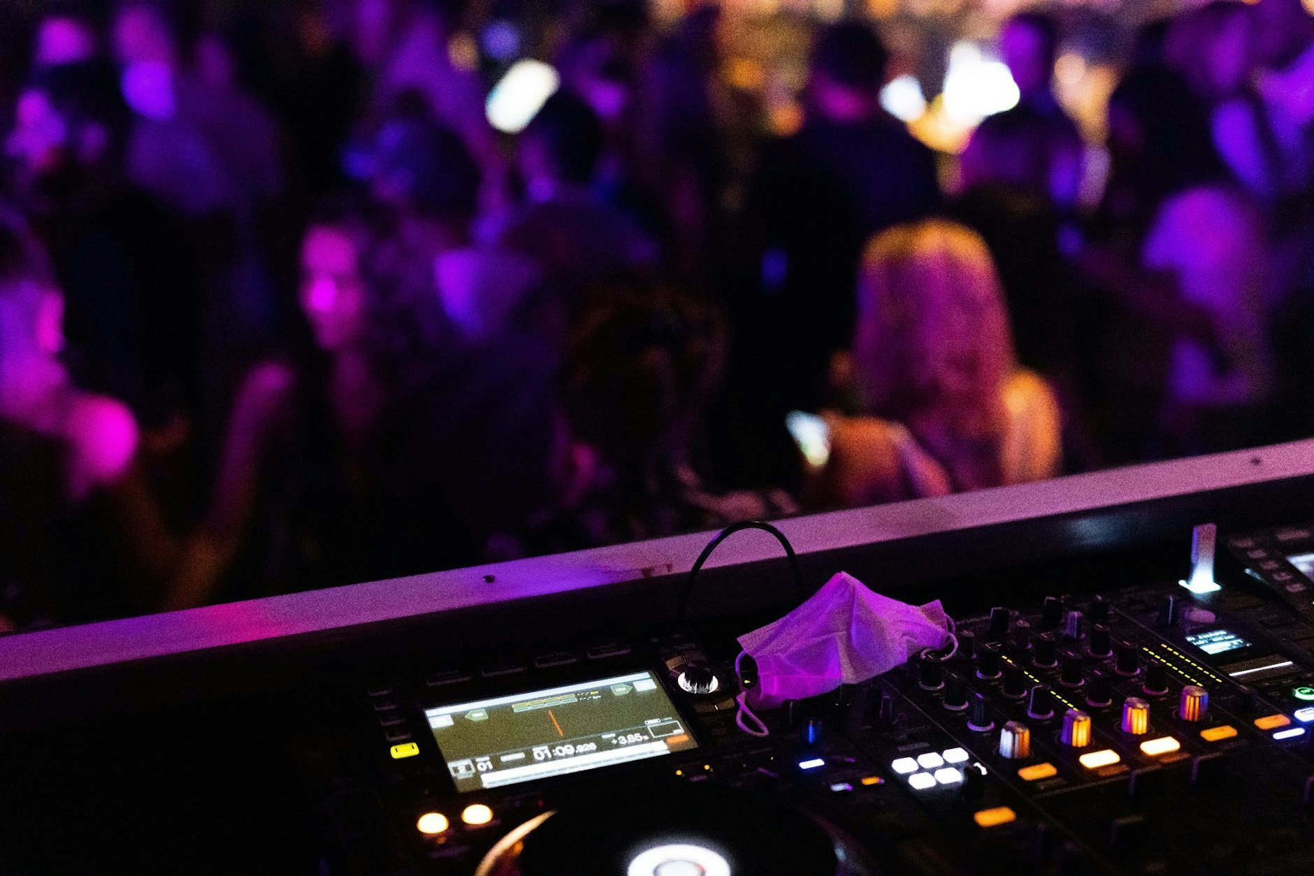 ARCHIV - Eine Maske liegt in einem Club auf dem Mischpult.  ild