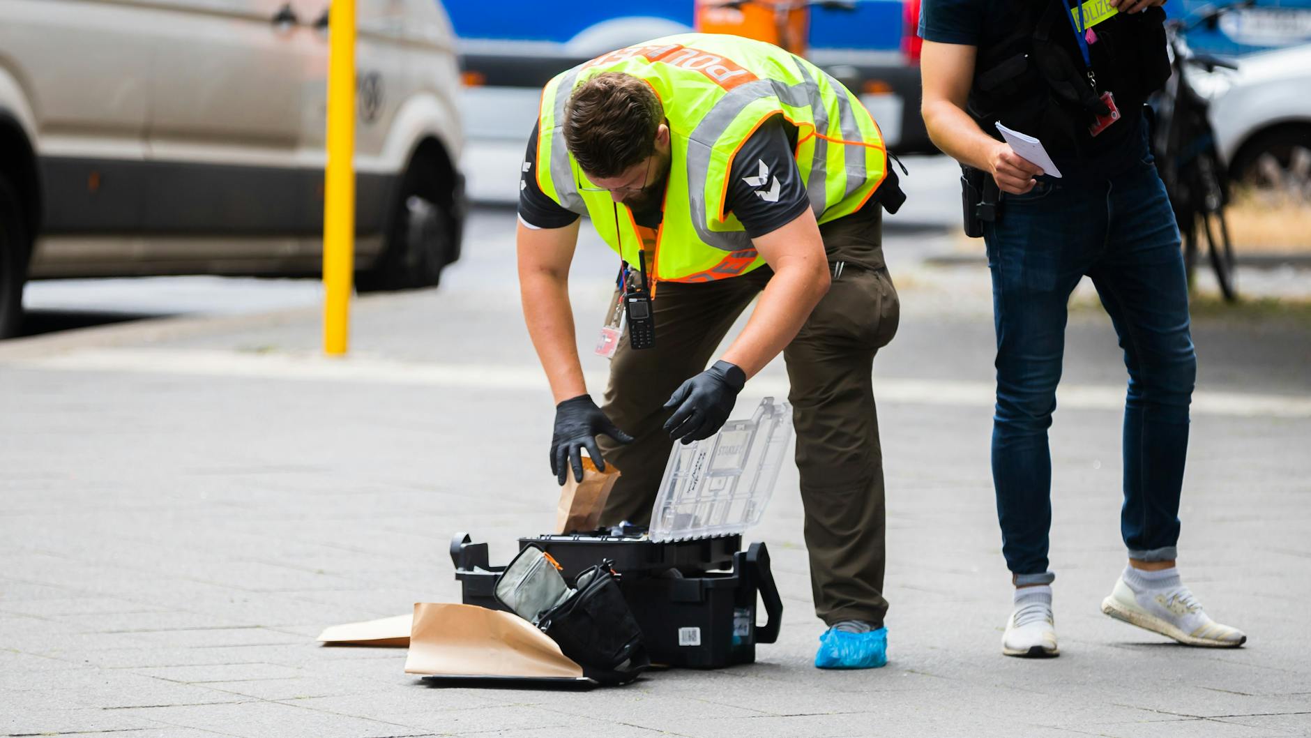 Polizeieinsatz in Wilmersdorf: ein Beamter mit einem Koffer der Spurensicherung