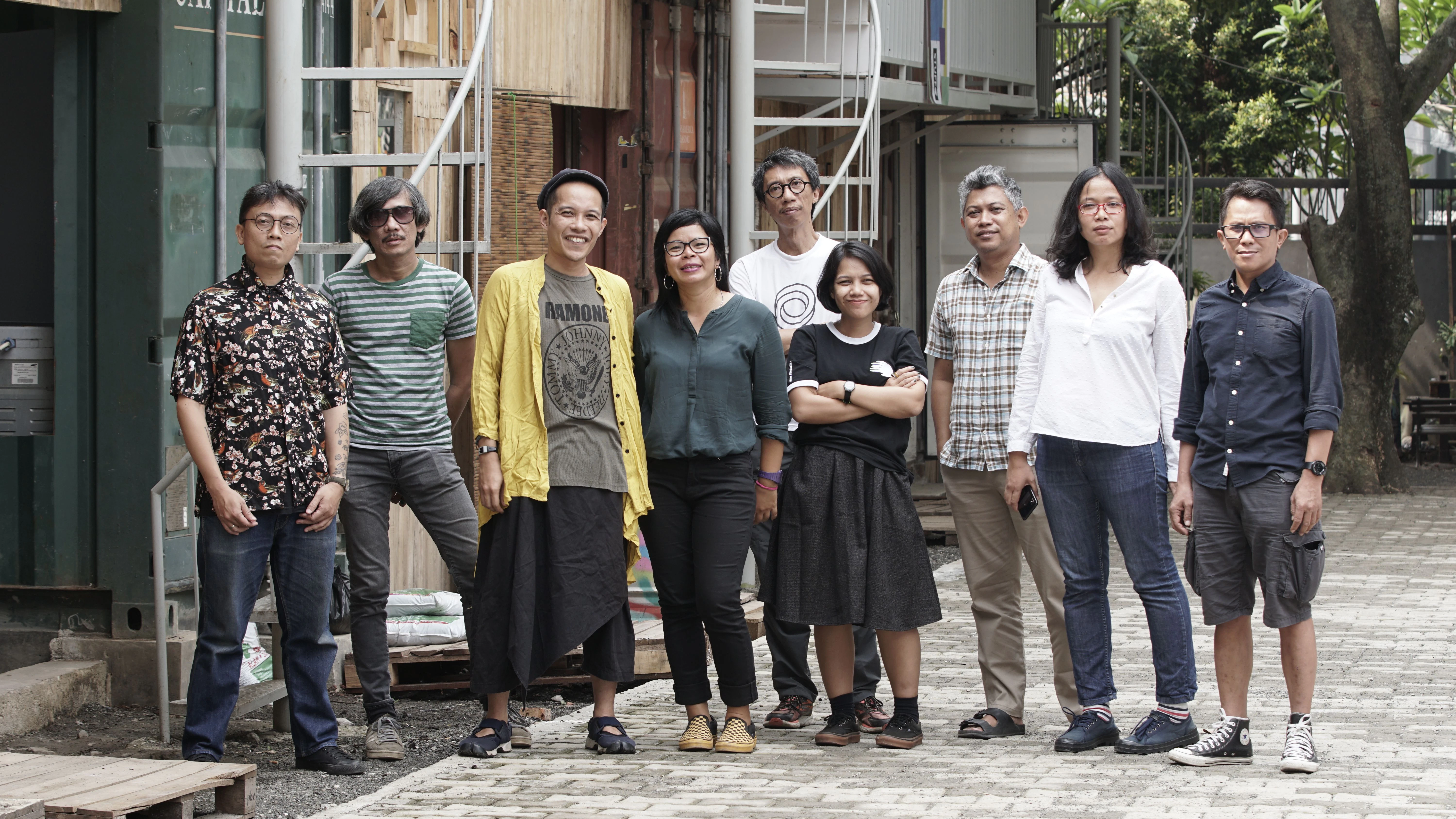 Ruangrupa, v. l. n. r.: Reza Afisina, Indra Ameng, Farid Rakun, Daniella Fitria Praptono, Iswanto Hartono, Ajeng Nurul Aini, Ade Darmawan, Julia Sarisetiati, Mirwan Andan