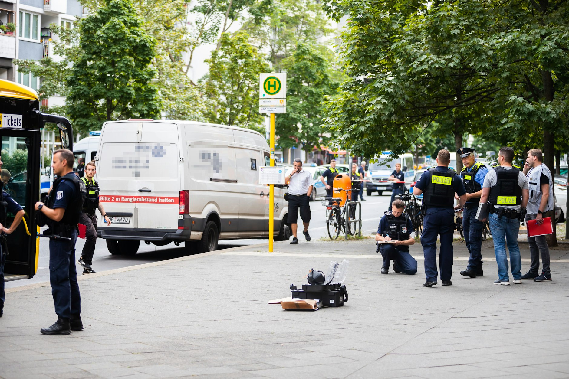 Im Bezirk Wilmersdorf in der Uhlandstraße ist ein Geldtransporter überfallen worden.