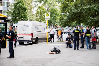 Vier Verletzte bei brutalem Reizgas-Überfall vor Postbank in der Uhlandstraße! +++ Exklusiv: das Fluchtvideo! +++ Update: 266.000 Euro Beute, Fluchtwagen gefunden.