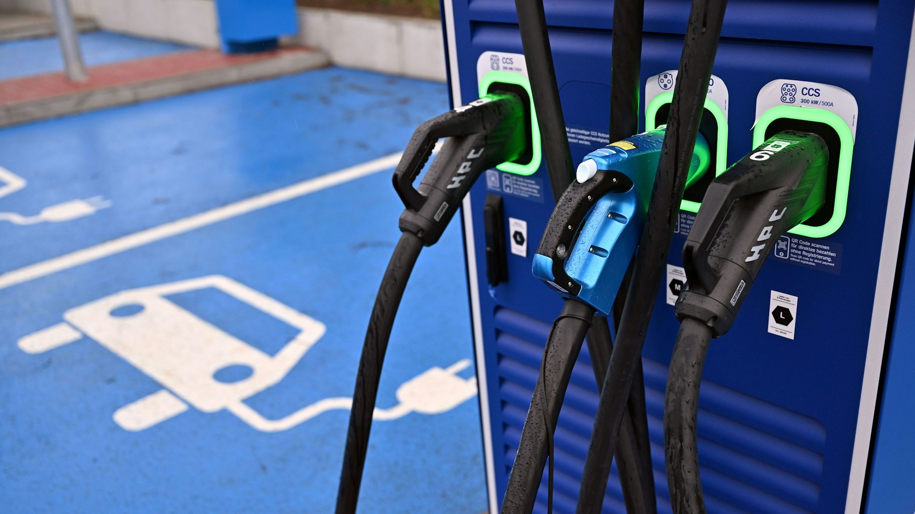 Hier dürfen Elektroautos auftanken: Ein Piktogramm zeigt den Stellplatz neben einer Ladesäule für E-Autos. Rund 1850 öffentlich zugängliche Ladepunkte gibt es in Berlin. Ihre Zahl soll steigen.