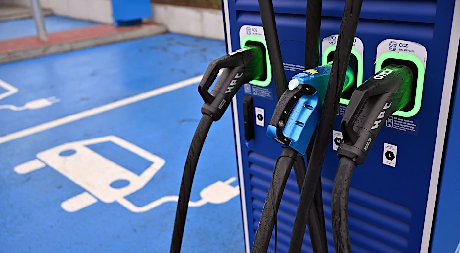 Hier dürfen Elektroautos auftanken: Ein Piktogramm zeigt den Stellplatz neben einer Ladesäule für E-Autos. Rund 1850 öffentlich zugängliche Ladepunkte gibt es in Berlin. Ihre Zahl soll steigen.
