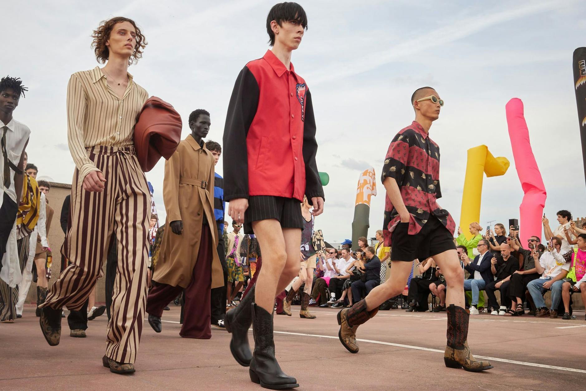 Fließende Silhouetten, vielseitige Muster: die neue Kollektion des Belgiers Dries Van Noten.
