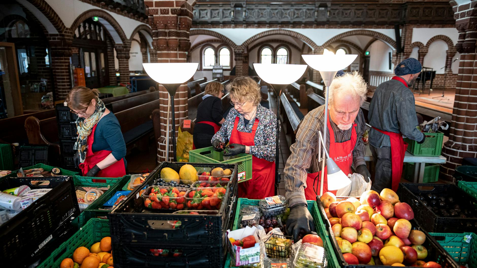 Freiwillige Helfer von „Laib und Seele“, einer Aktion der Berliner Tafel, des rbb und der Kirchen, sortieren Essenspakete für Bedürftige in der Passionskirche. 