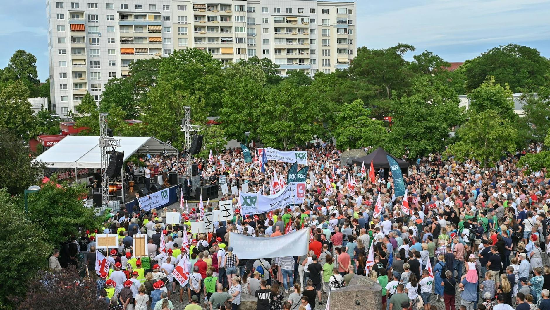 Bundesminister Robert Habeck steht auf der Bühne und spricht auf der Demonstration des Bürgerbündnisses „Zukunft Schwedt“.