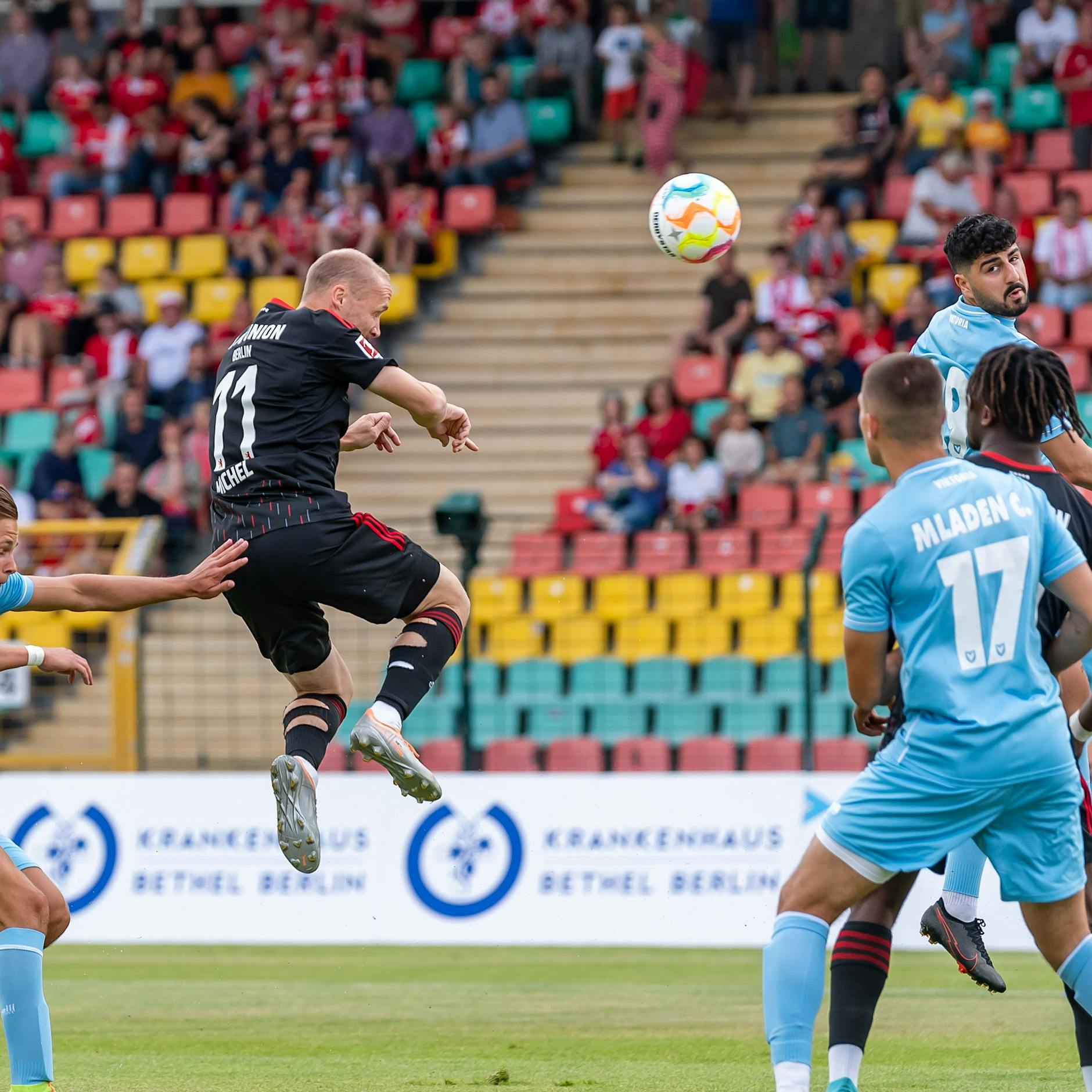 Doppelpacker Sven Michel köpft den 1. FC Union gegen Drittligaabsteiger FC Viktoria auf die Siegesstraße
