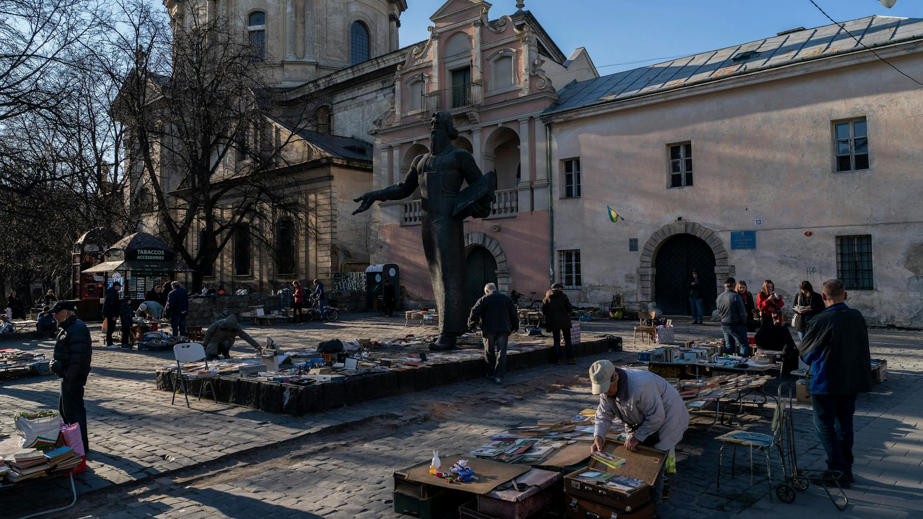 Markt für gebrauchte Bücher im westukrainischen Lemberg: Bücher aus Russland und Belarus sollen weitestgehend verboten werden.