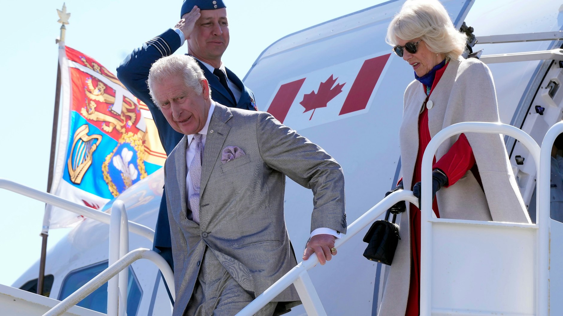 Charles, Prinz von Wales, und Camilla, Herzogin von Cornwall, steigen aus ihrem Flugzeug aus.