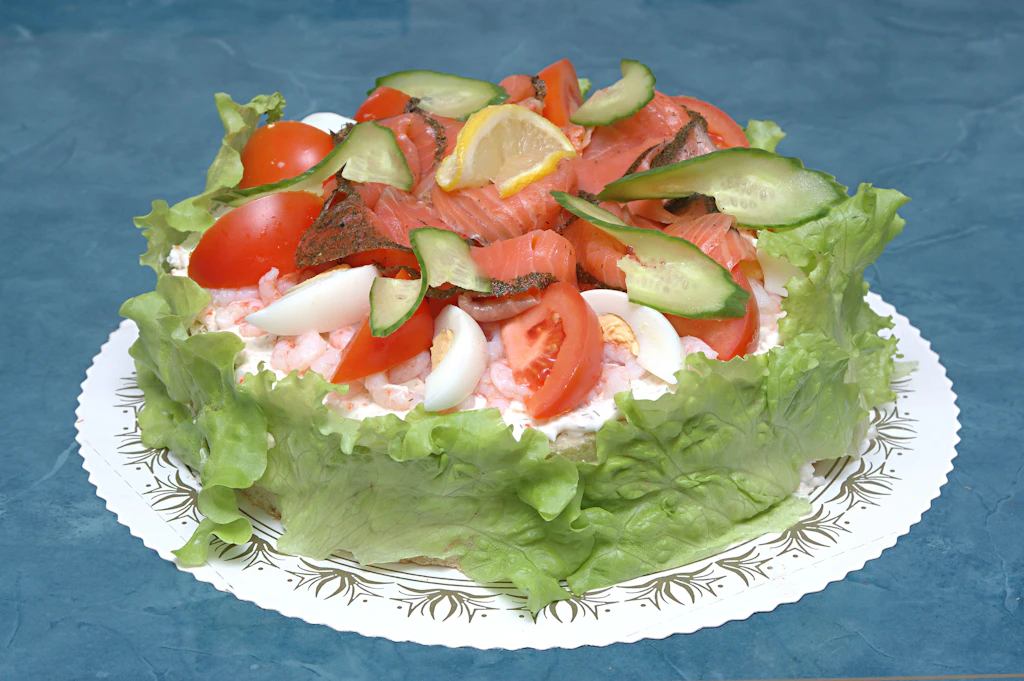 Geniale Idee für die Gartenparty! Herzhafte und schnelle Sandwich-Torte – hier ein Rezept mit Räucherlachs, Avocado und Käse