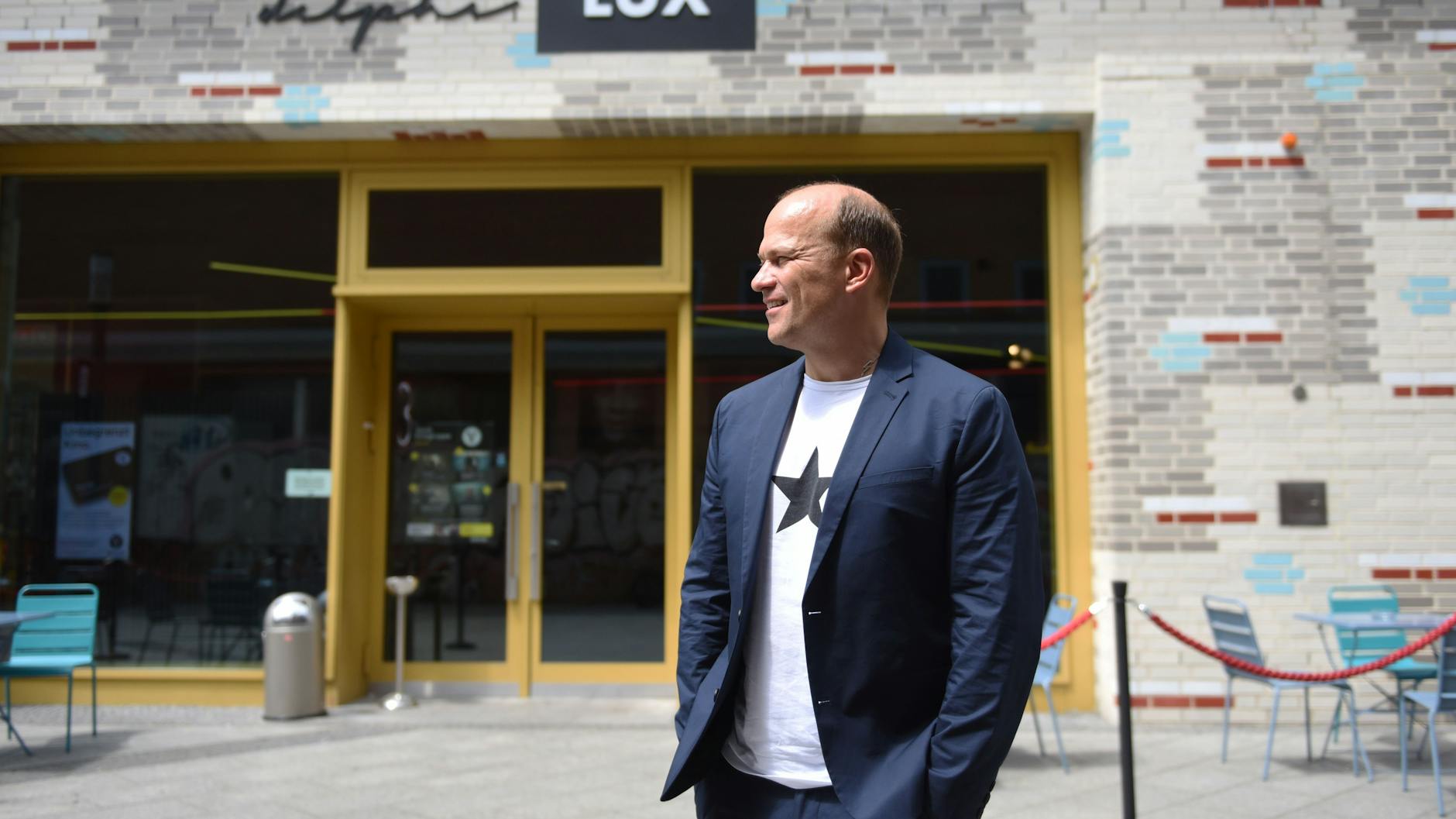 Christian Bräuer vor dem Delphi Lux Kino