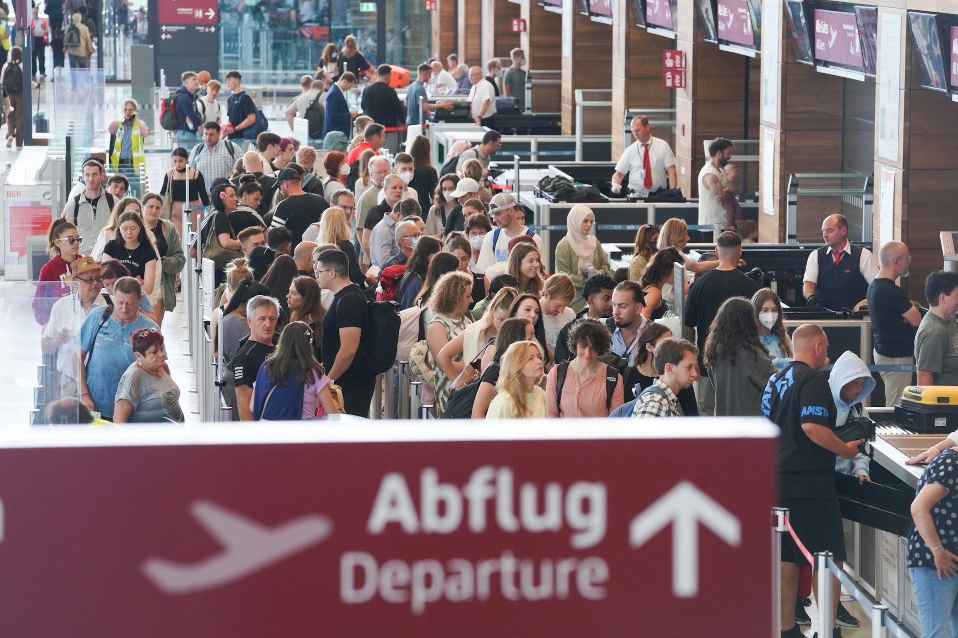 Der Flughafen BER am Donnerstag: Eine Woche vor dem Start der Sommerferien stehen zahlreiche Passagiere in einer Schlange vor der Sicherheitskontrolle.