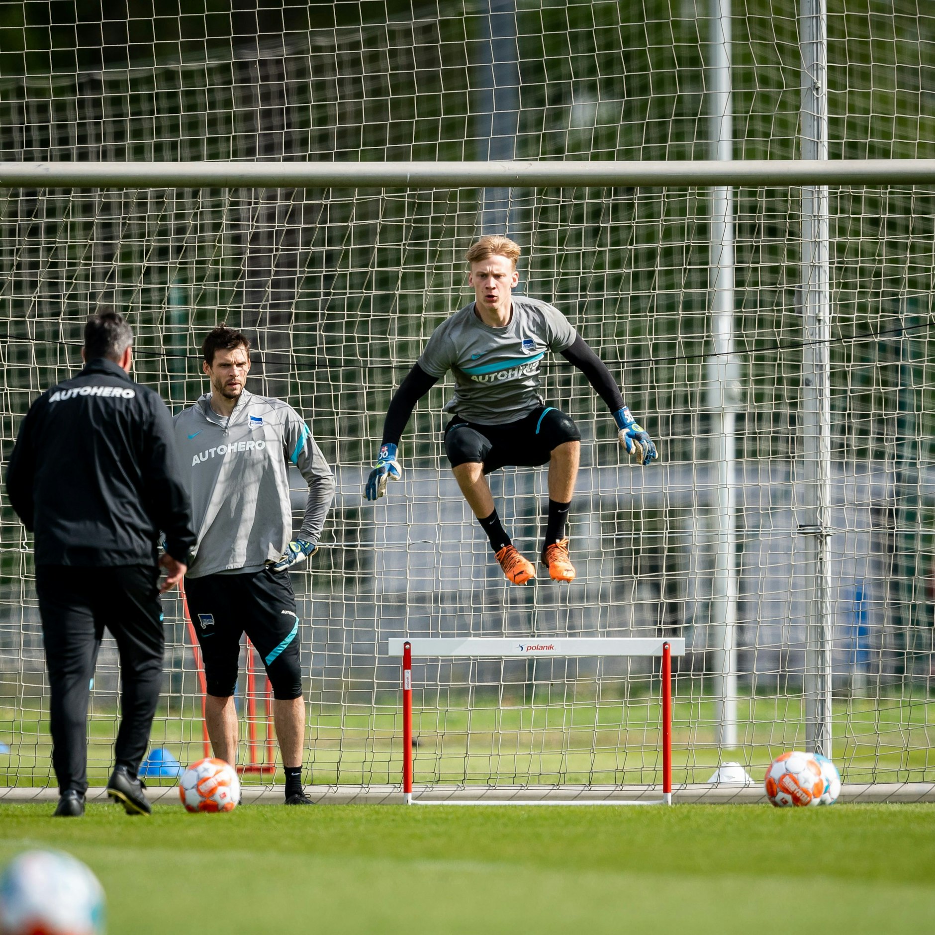 OIiver Christensen bei der Arbeit mit Torwartrainer Andreas Menger und Ersatzkeeper Rune Jarstein.