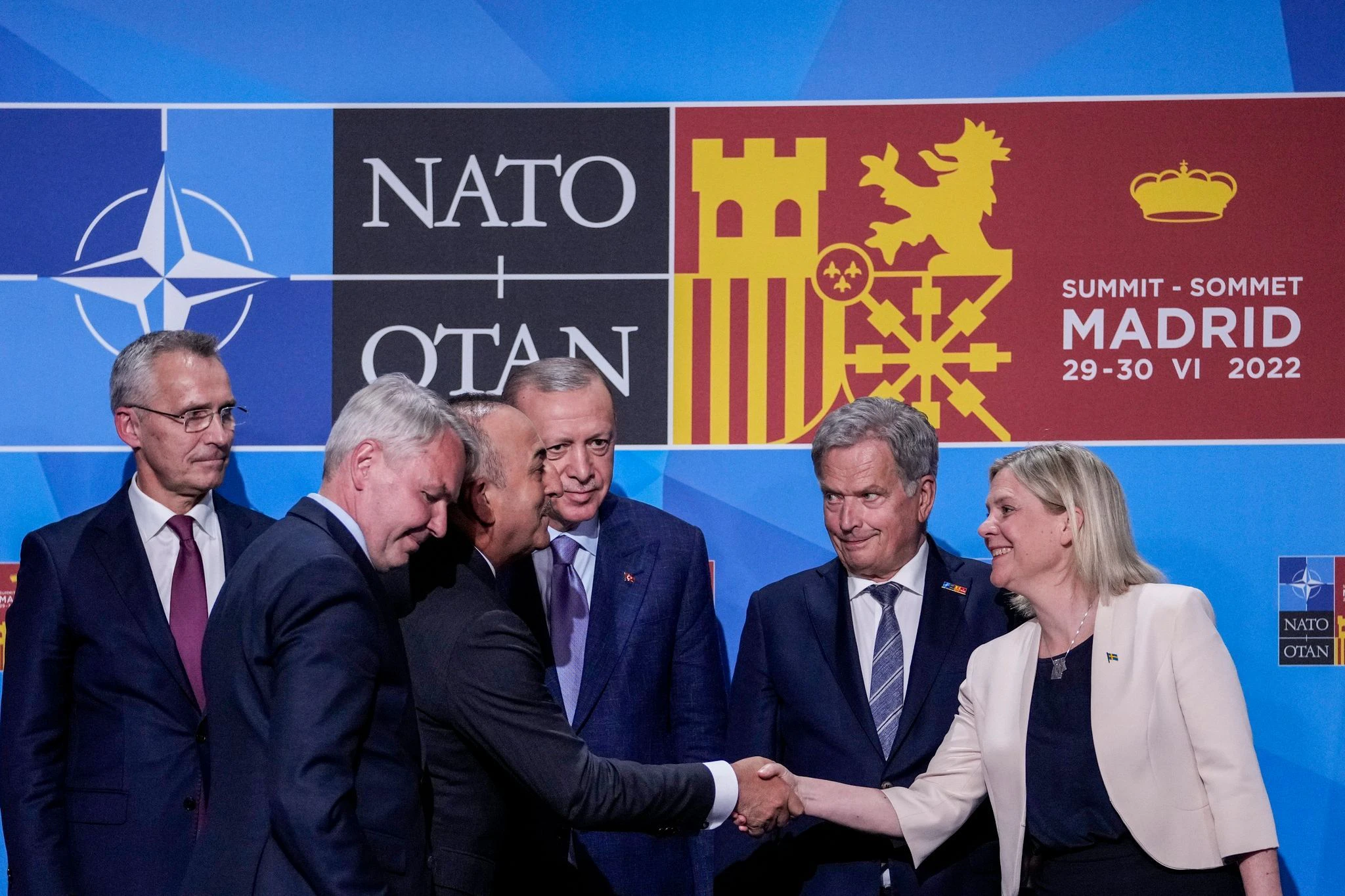 Einigung im Vorfeld des Nato-Gipfels: Der türkische Außenminister Mevlut Cavusoglu (l) schüttelt der schwedischen Ministerpräsidentin Magdalena Andersson die Hand. Zwischen den beiden stehen der türkische Präsident Recep Tayyip Erdogan und der finnische Präsident Sauli Niinisto (2.v.r).  