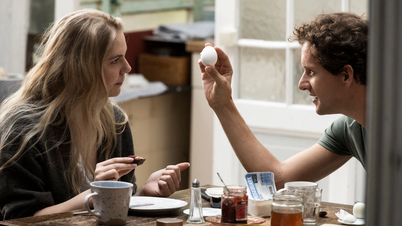 Ricarda Seifried und Moritz Treuenfels
              in „Axiom“.