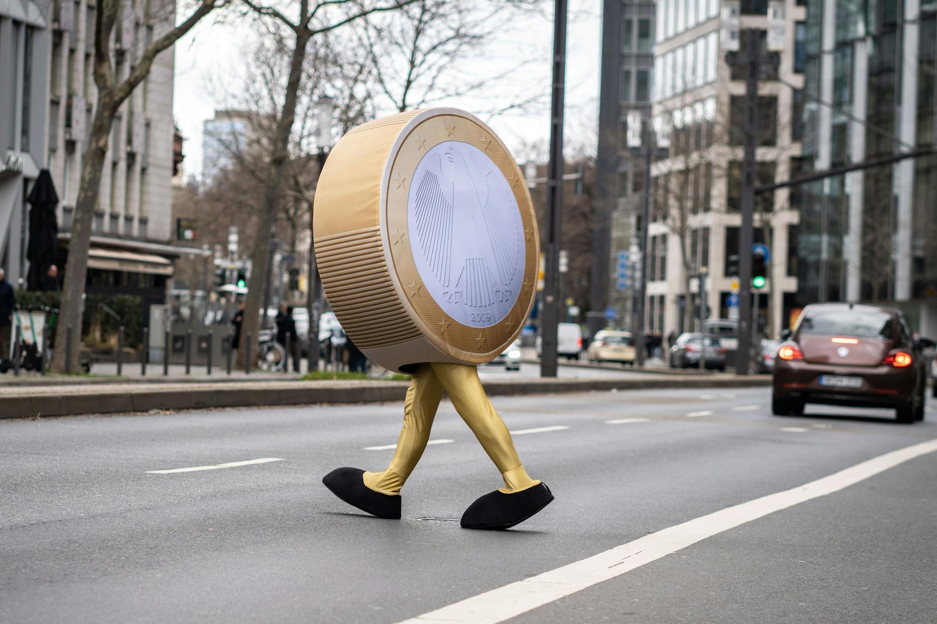 Ein verkleideter Darsteller in Form einer Ein-Euro-Münze.