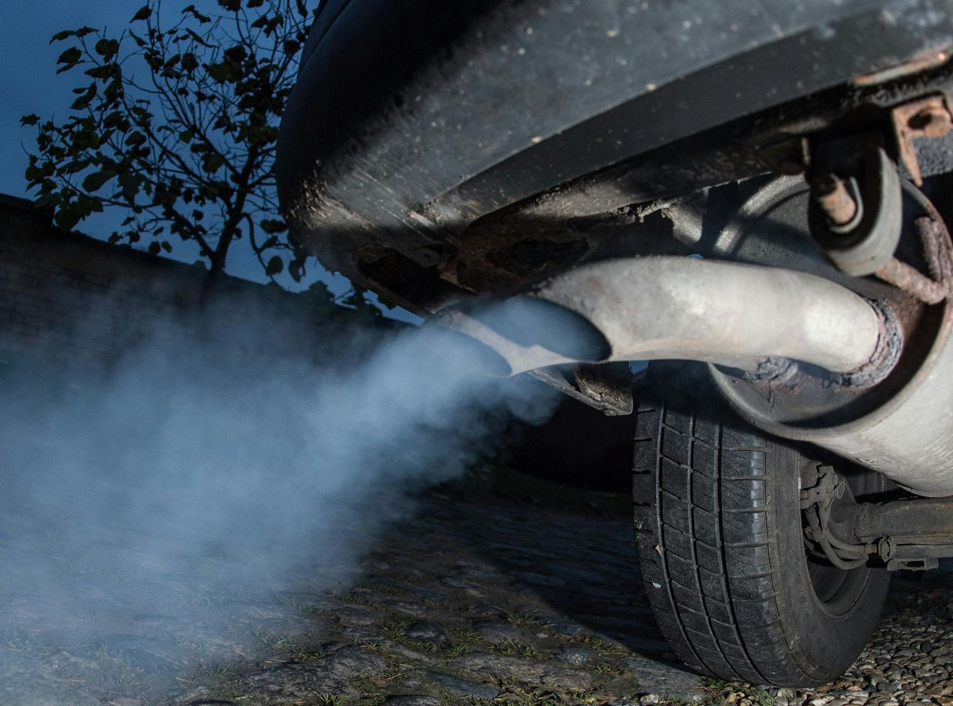 ARCHIV - Der Auspuff an einem Dieselfahrzeug stößt Abgase aus. a