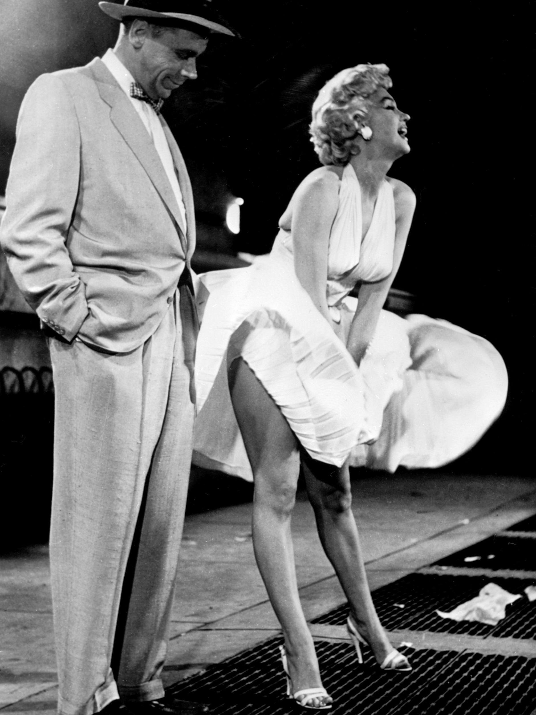 Marilyn Monroe posiert mit hochwehendem Rock über einem New Yorker Luftschacht, Filmpartner Tom Ewell bekommt etwas zu sehen: Die für ein Werbefoto nachgestellte Szene aus „Das verflixte 7. Jahr“ sorgte 1955 für einige Aufregung.