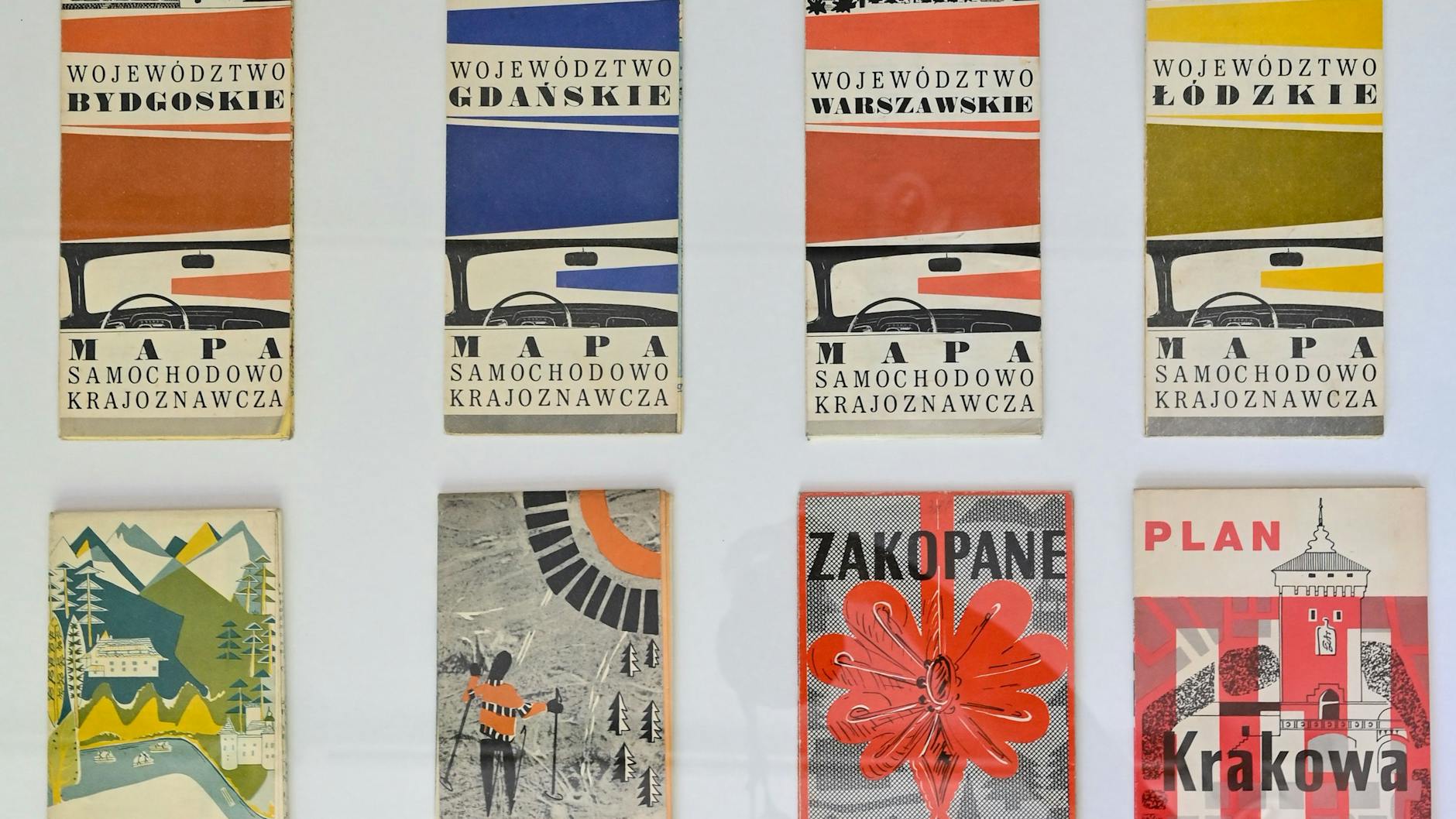 In der Schau sind Karten aus polnischen Städten und Regionen zu sehen, die DDR-Bürger auf ihren Urlaubsreisen nutzten.