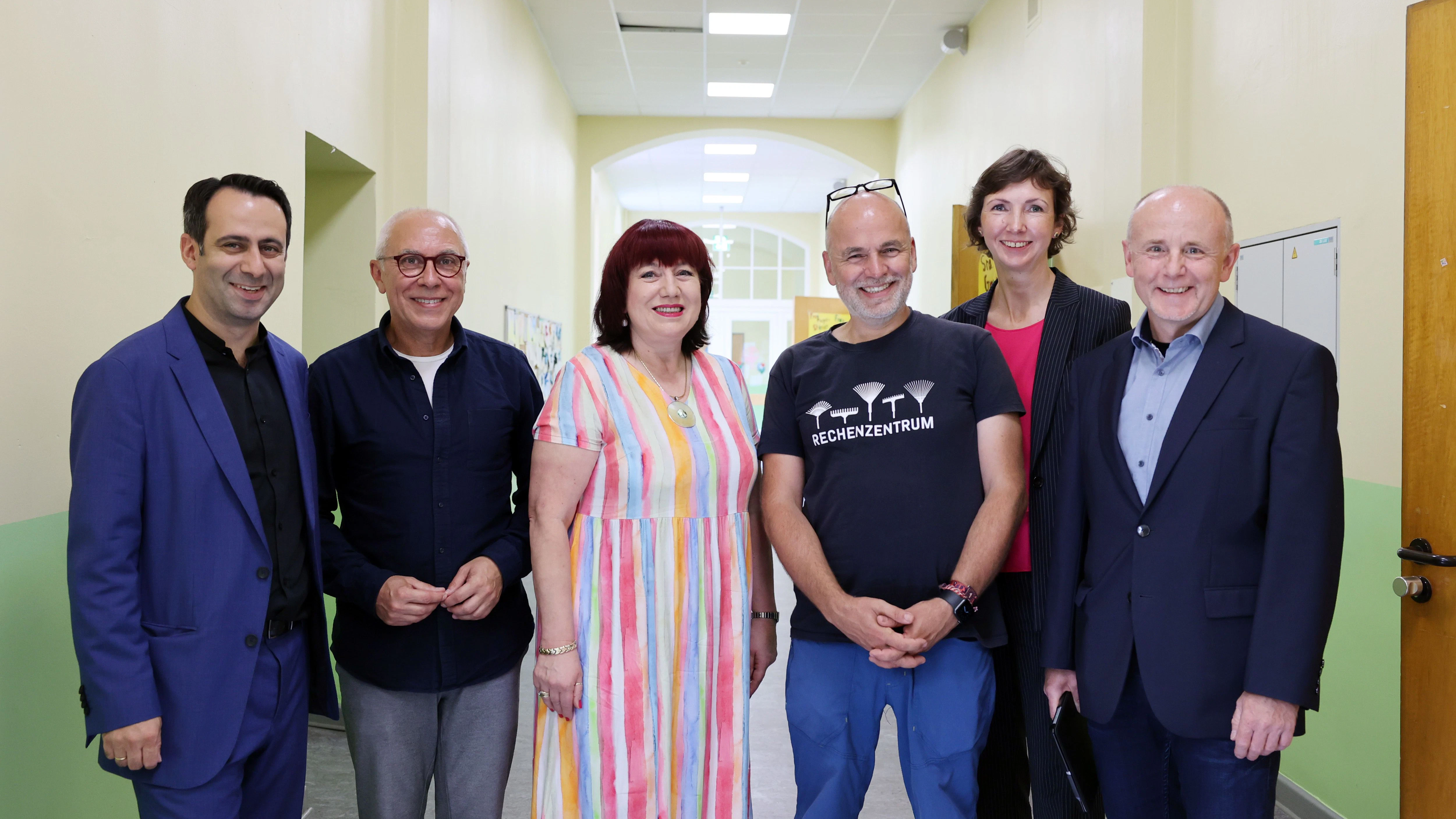 Stellten in&nbsp; der Joan-Miró-Grundschule das Schulportal vor (v. l.): Aziz Bozkurt, Oscar Sola, Astrid-Sabine Busse, Andreas Steinhauser, Anja Tempelhoff und der Schulleiter Wolf-Dieter Wagner.