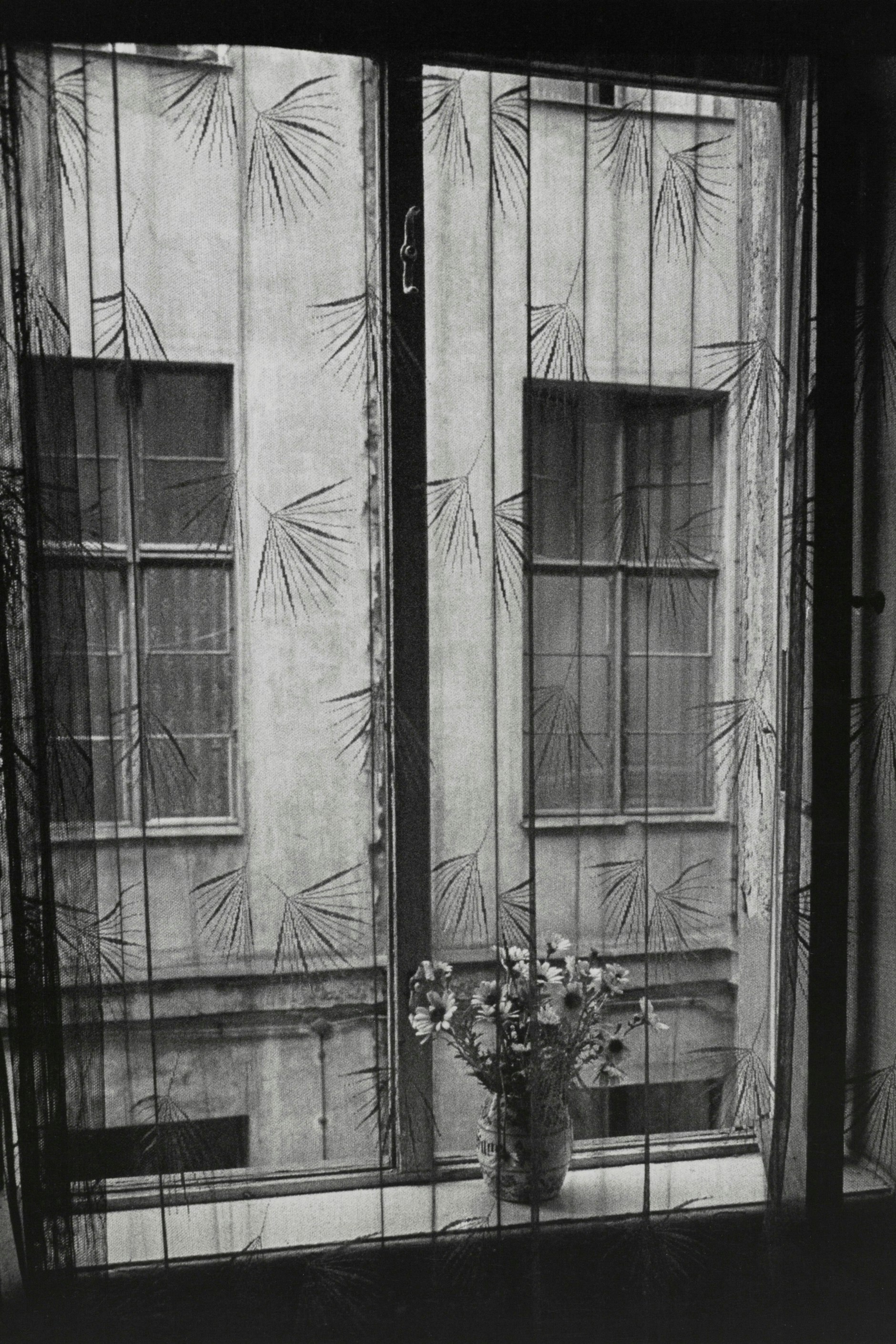 Das Nebensächliche war Bergemanns großes&nbsp; Thema: „Fenster“,&nbsp; Berlin, undatiert