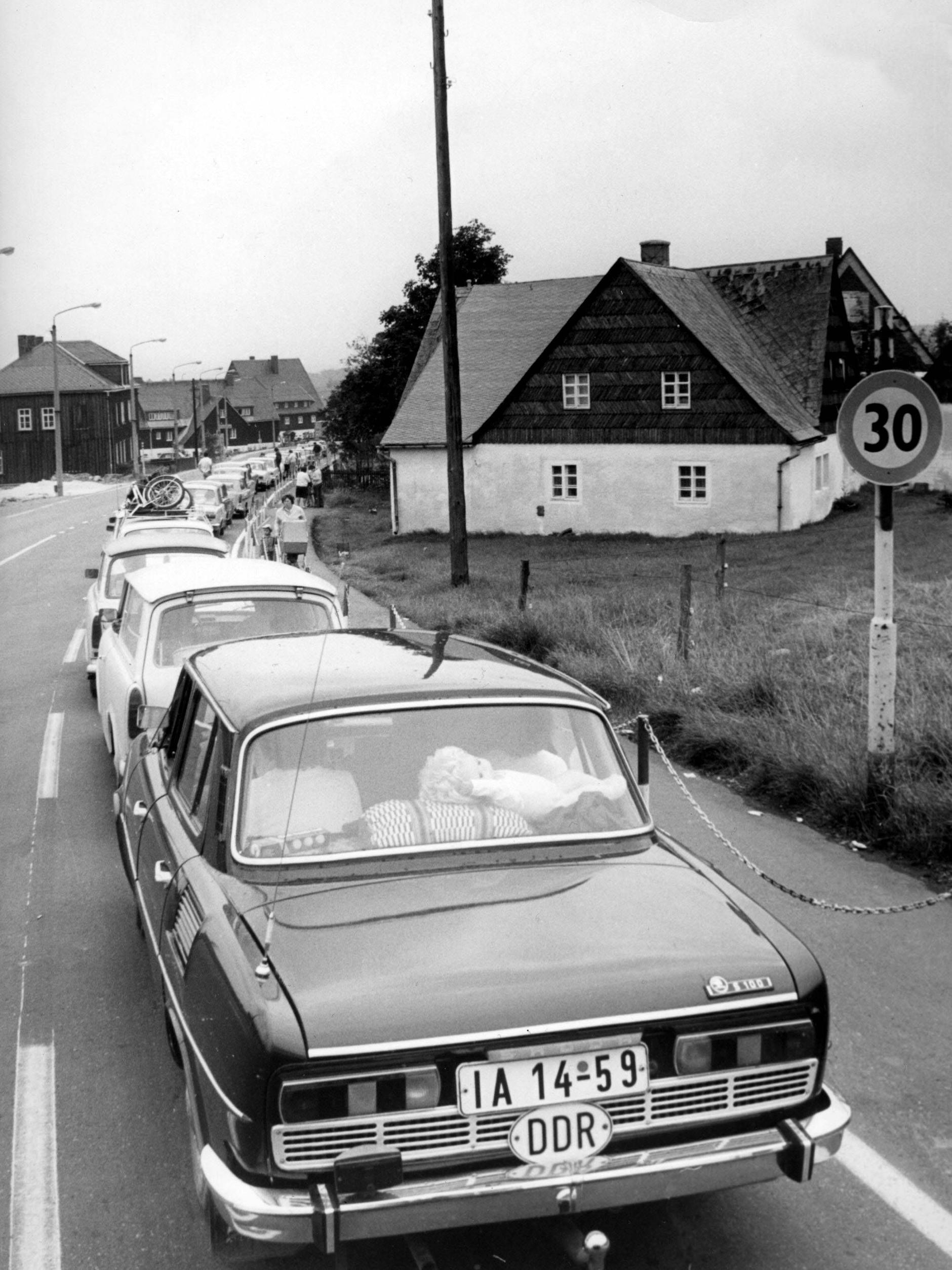 Der Ansturm war groß – hier eine Autoschlange an der Grenze zur CSSR in Altenberg (1977).