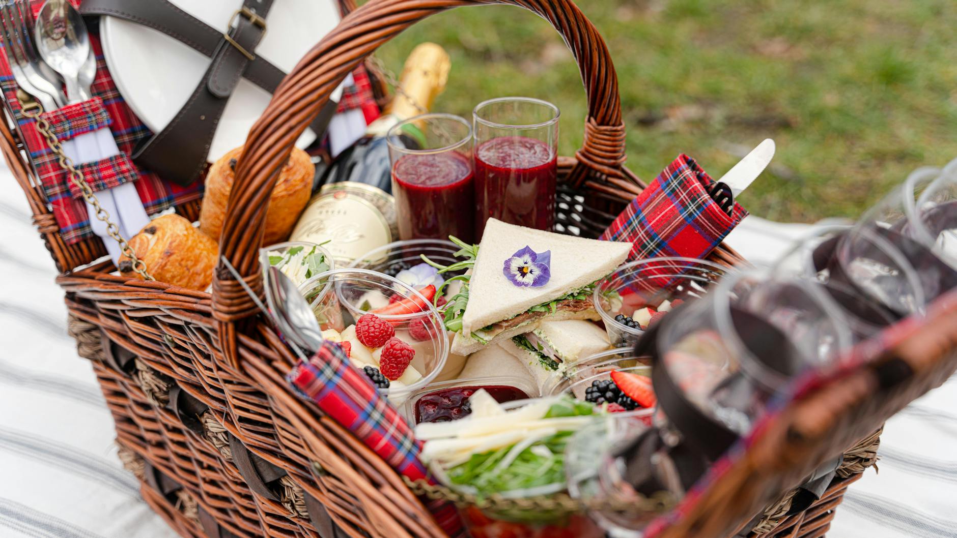 Es darf ein bisschen mehr sein: Die Picknick-Körbe von Ganymed sind ziemlich gut gefüllt.