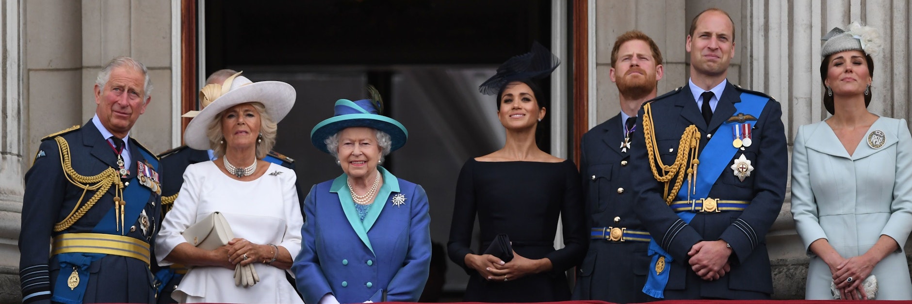 Der britische Thronfolger Prinz Charles (v. l. n. r.), Herzogin Camilla, die britische Königin Elizabeth II., Herzogin Meghan, Prinz Harry, Prinz William und Herzogin Kate stehen auf dem Balkon des Buckingham-Palasts.