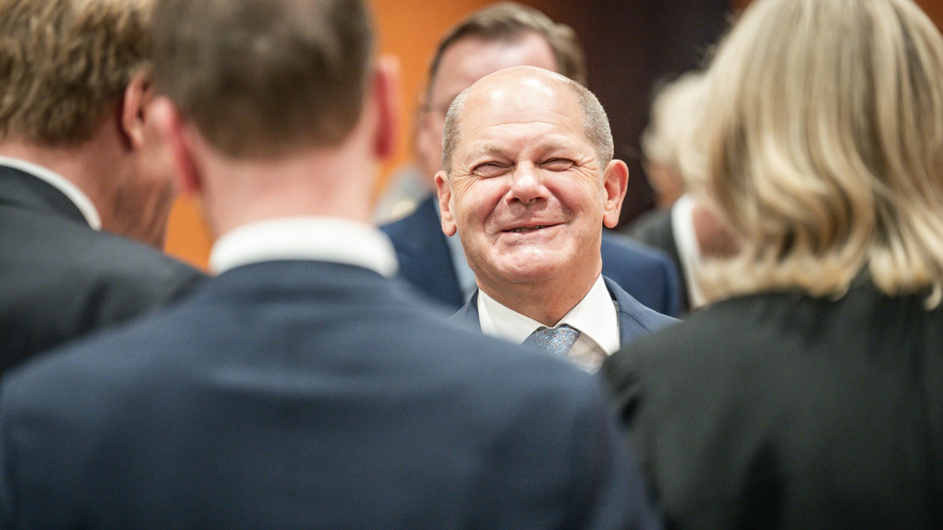 Bundeskanzler Olaf Scholz (SPD) hat gut lachen, ab 1. Juli gibt’s mehr Geld aufs Konto.