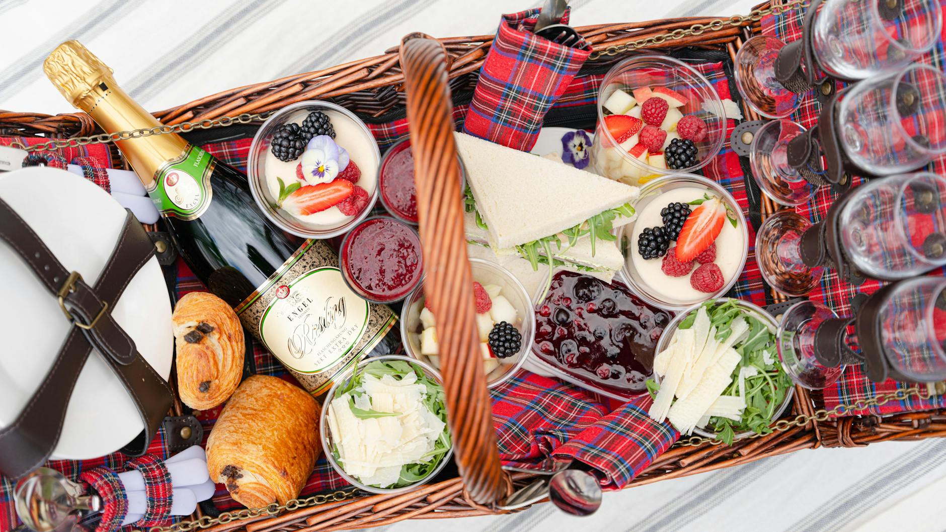 Nichts, was es nicht gibt: Ganymed packt Sekt und Smoothies, Pannacotta, Backwerk und Salate ein.