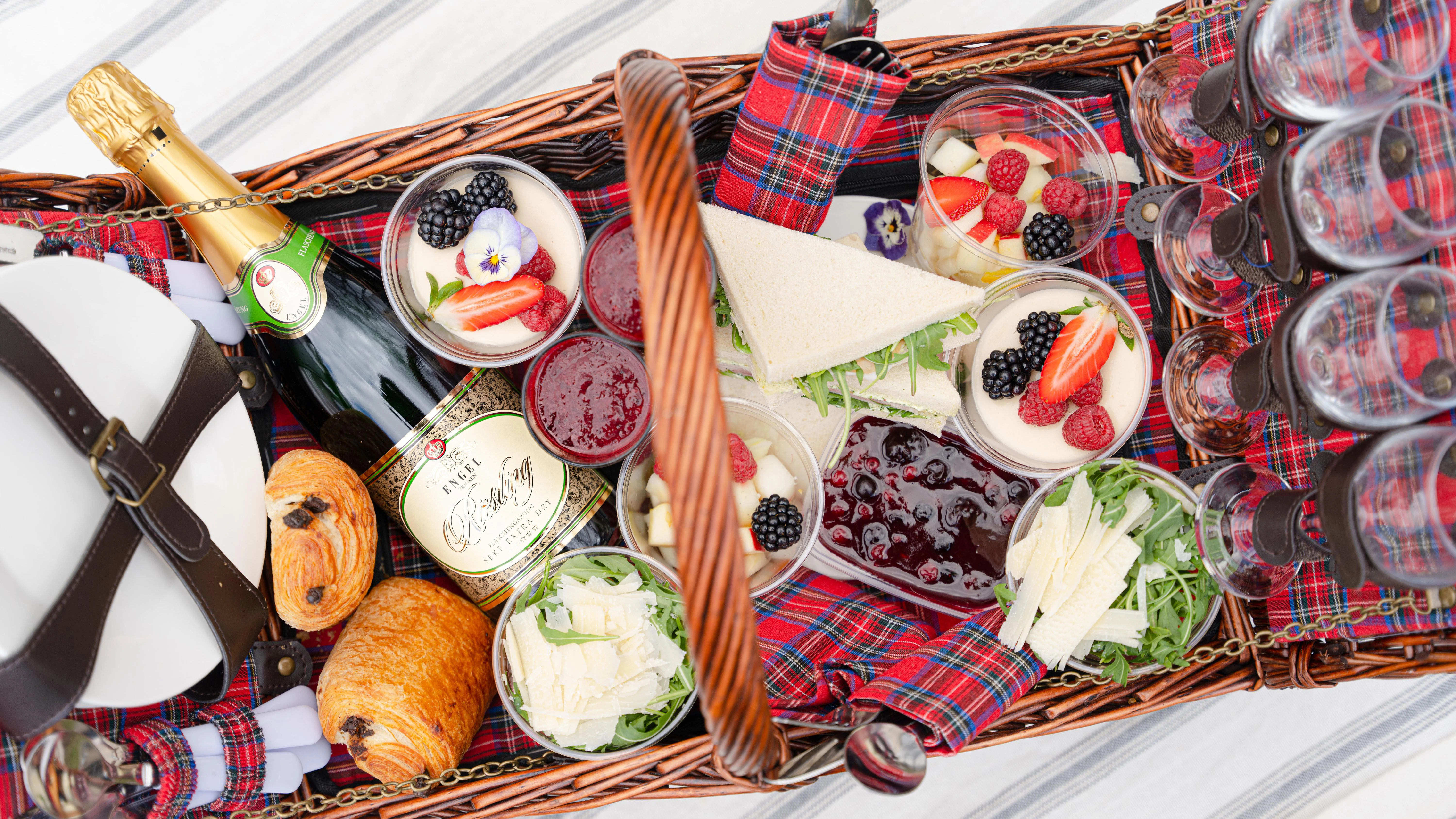 Nichts, was es nicht gibt: Ganymed packt Sekt und Smoothies, Pannacotta, Backwerk und Salate ein.