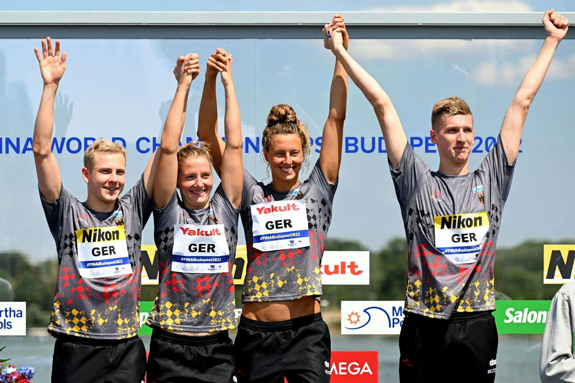 Die Freiwasser-Staffel um Oliver Klemet, Lea Boy, Leonie Antonia Beck und Florian Wellbrock (l-r) gewann WM-Gold.