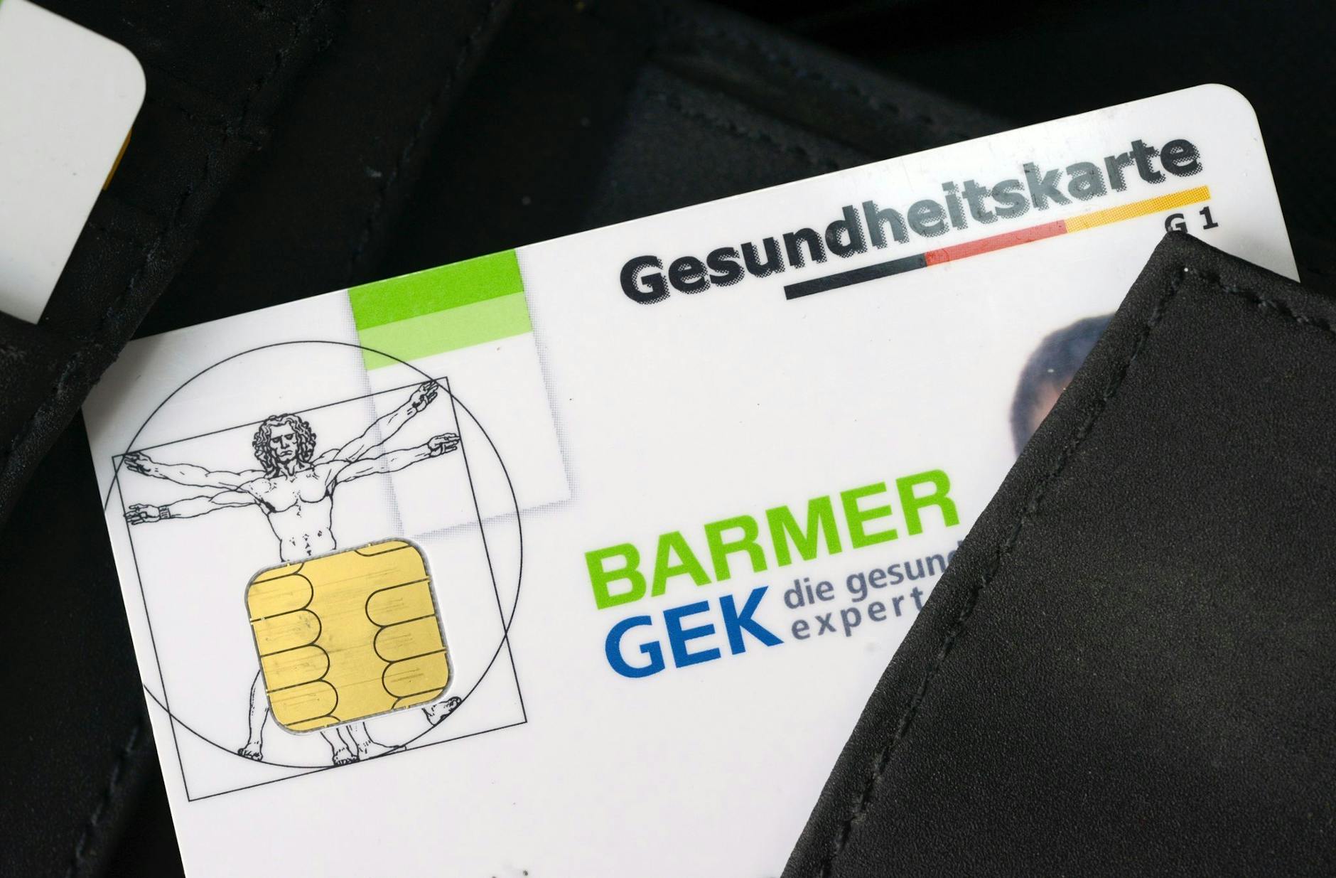 ARCHIV - Die Gesundheitskarte gibt es künftig für die 8,7 Millionen Versicherten der Barmer auf dem Smartphone (Archivbild).