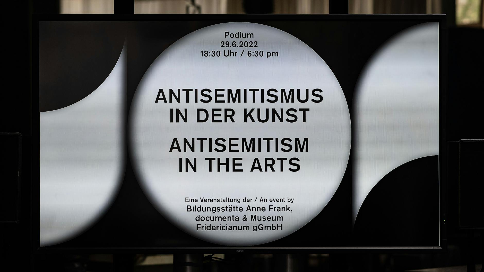 Blick auf einen Bildschirm mit einer Veranstaltungsankündigung der Bildungsstätte Anne Frank und der Trägergemeinschaft Documenta gGmbH zum Thema „Antisemitismus in der Kunst“.