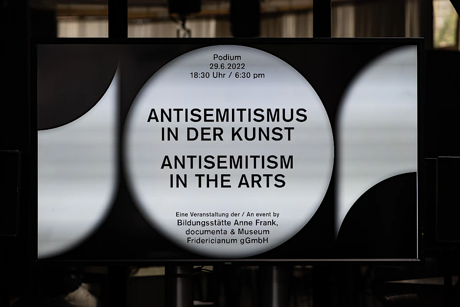 Blick auf einen Bildschirm mit einer Veranstaltungsankündigung der Bildungsstätte Anne Frank und der Trägergemeinschaft Documenta gGmbH zum Thema „Antisemitismus in der Kunst“.