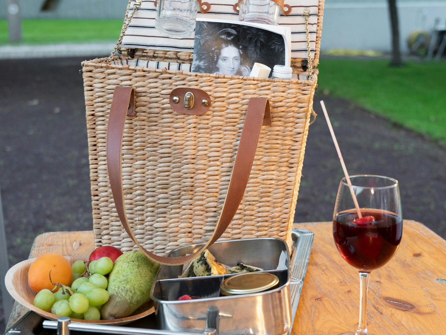 Zum Runterspülen: Ein Glas Wein gibt’s auch dazu im Garten des Jüdischen Museums.