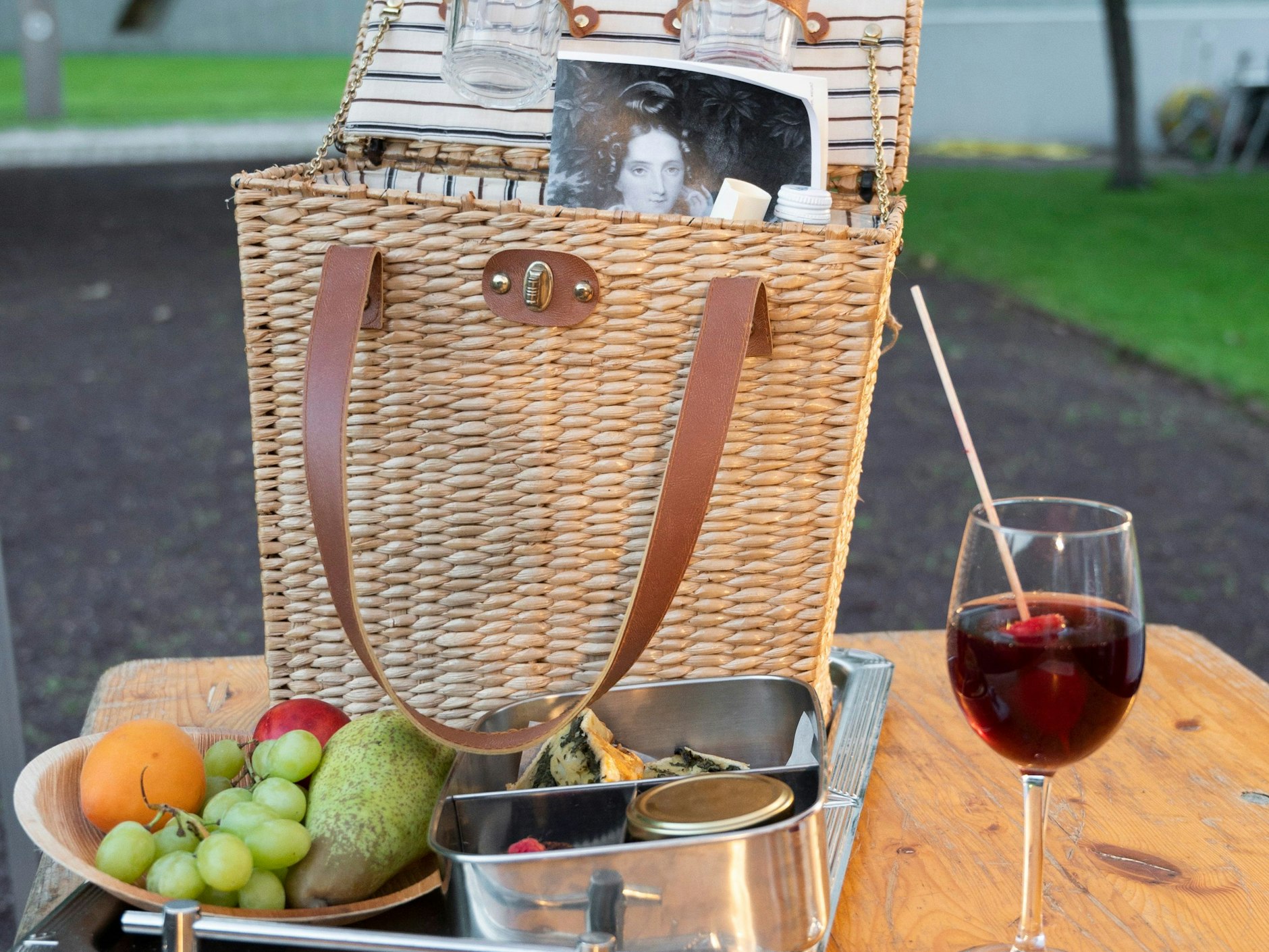 Zum Runterspülen: Ein Glas Wein gibt’s auch dazu im Garten des Jüdischen Museums.