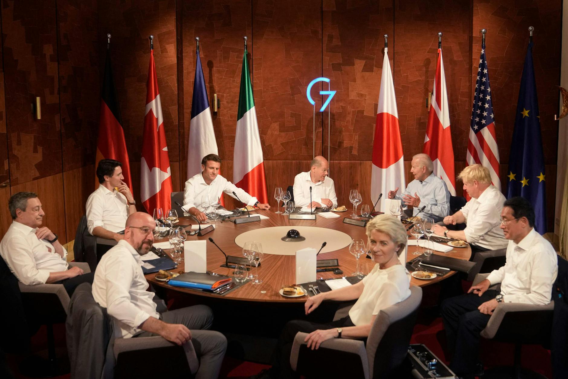 Tüfteln an der neuen Weltordnung: die Regierungschefs der G7-Länder auf Schloss Elmau und die EU-Kommissionspräsidentin Ursula von der Leyen.