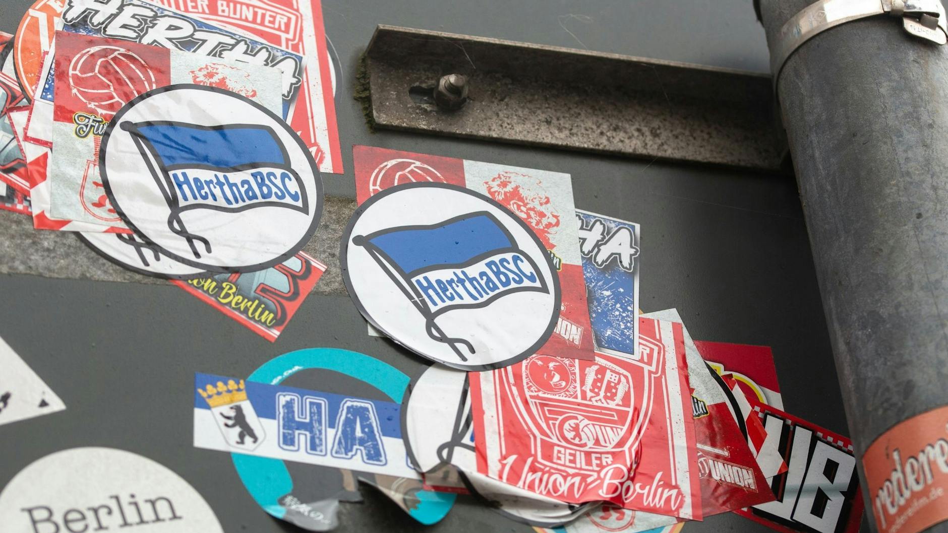 Den Kampf um die Mitglieder bei Hertha BSC und dem 1. FC Union sieht man auch in der Stadt anhand der vielen Aufkleber, die besonders gern über das Logo des jeweils anderen geklebt werden.