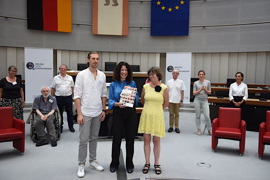 Vertreter des Berliner Klima Bürgerrats mit Umweltenatorin Bettina Jarrasch (Grüne) im Berliner Abgeordnetenhaus.