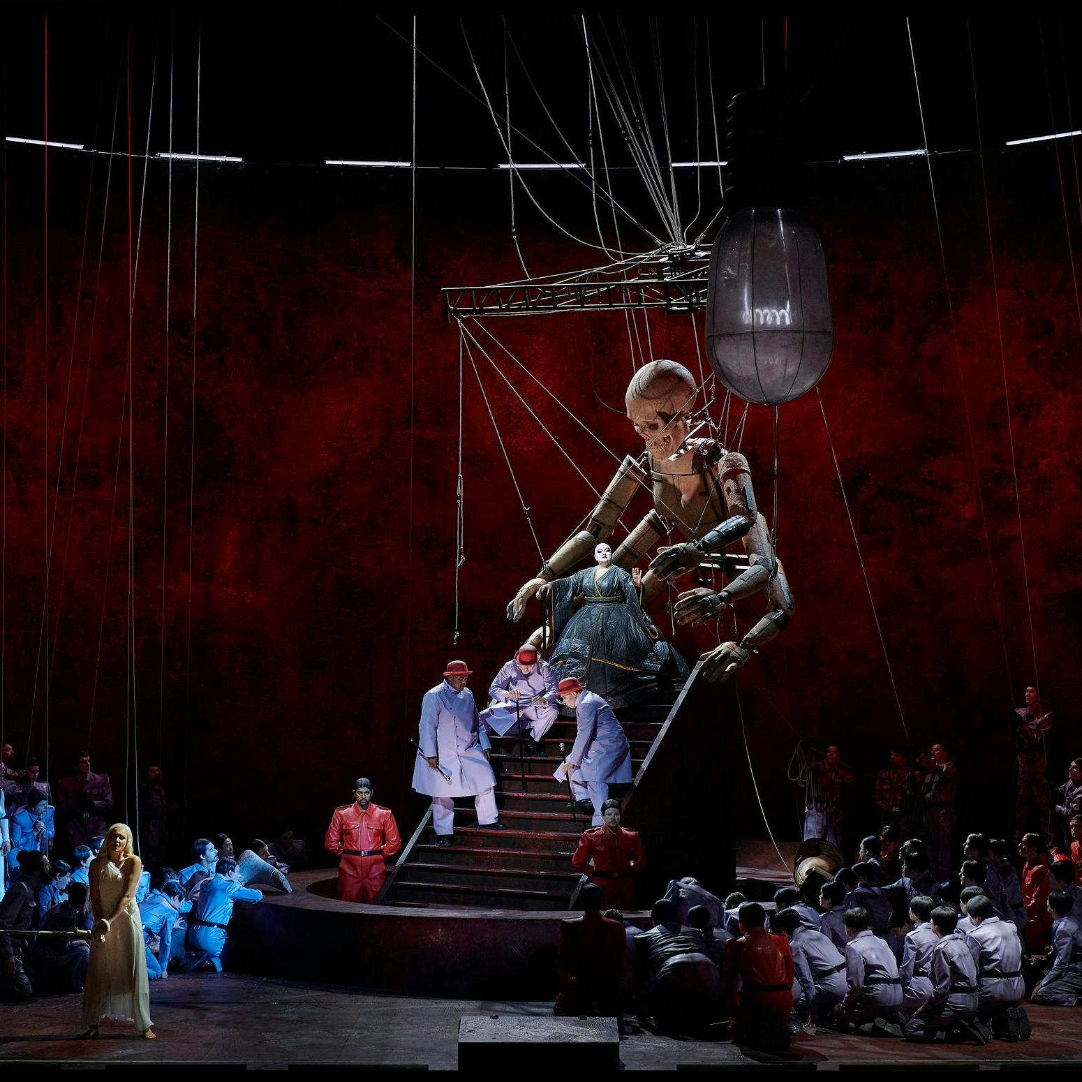 Eine Szene aus „Turandot“, das attraktive Bühnenbild ist gut zu erkennen.