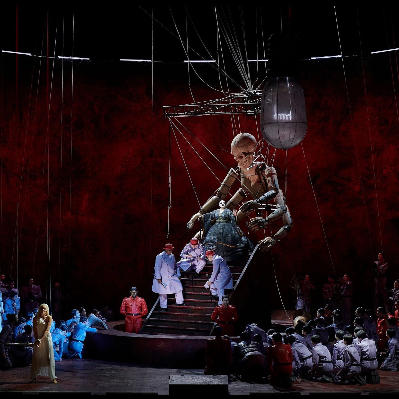 Eine Szene aus „Turandot“, das attraktive Bühnenbild ist gut zu erkennen.