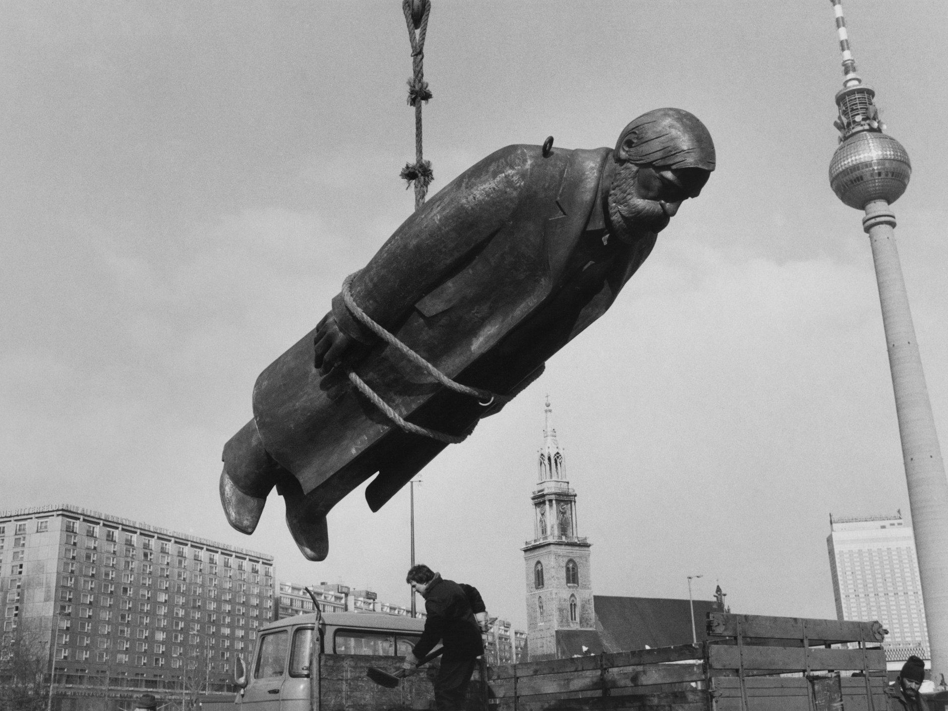 „Das Denkmal“, Sibylle Bergemann begleitete 1986 die Aufstellung des Marx-Engels-Forums gegenüber dem Berliner Dom