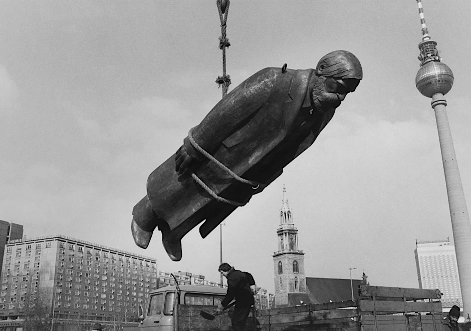 „Das Denkmal“, Sibylle Bergemann&nbsp; begleitete 1986 die Aufstellung des&nbsp; Marx-Engels-Forums gegenüber dem Berliner Dom