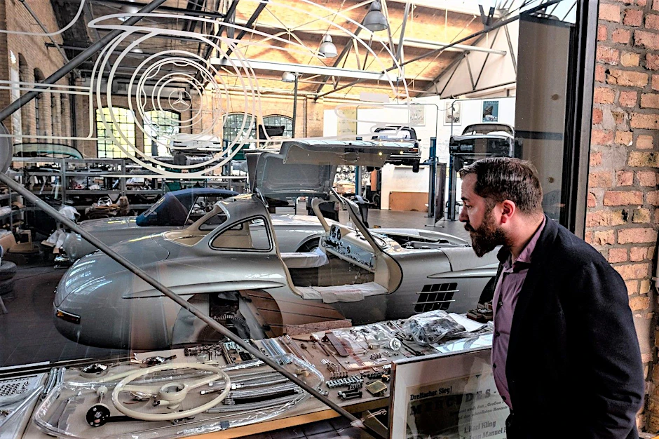 Bordellbetreiber Aurel Marx in einer Berliner Autowerkstatt.