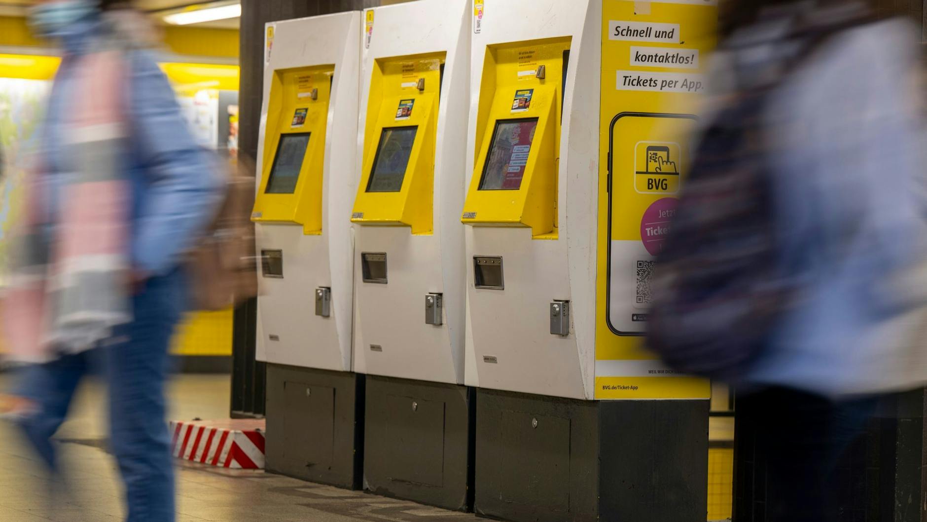 Passanten gehen an den Ticketautomaten der BVG am Bahnhof Zoologischer Garten vorbei.