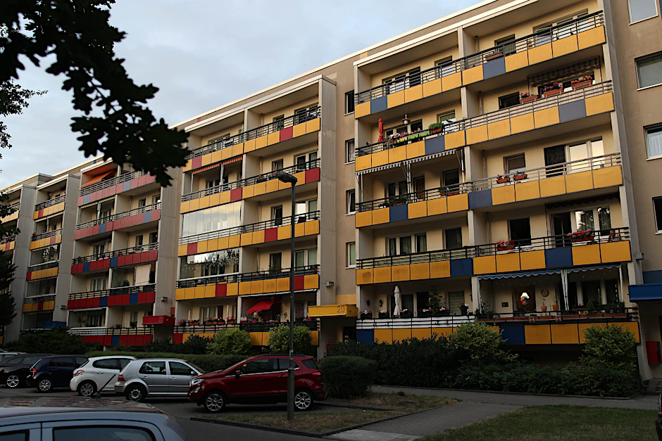 In diesem Mehrfamilienhaus in Marzahn bekriegen sich zwei Rentnerinnen.